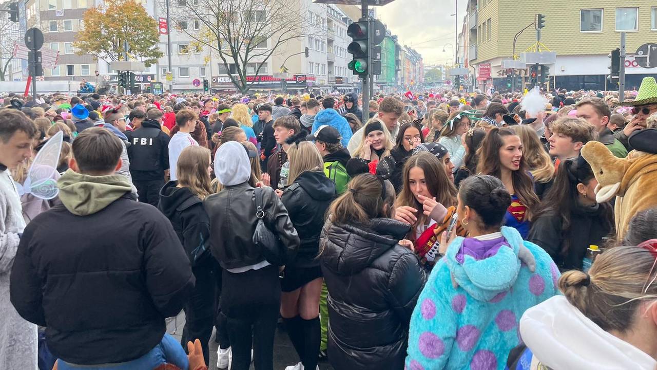 Viele Menschen sind in Kostümen auf der Zülpicher Straße zu sehen.