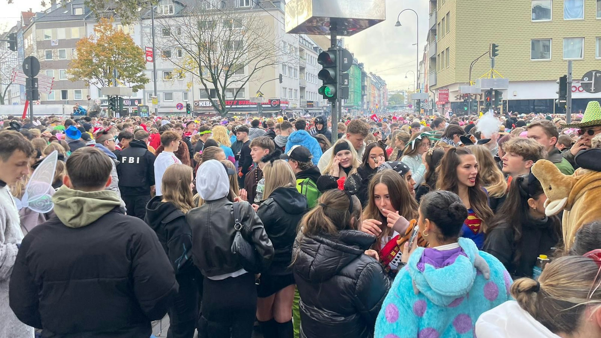Viele Menschen sind in Kostümen auf der Zülpicher Straße zu sehen.