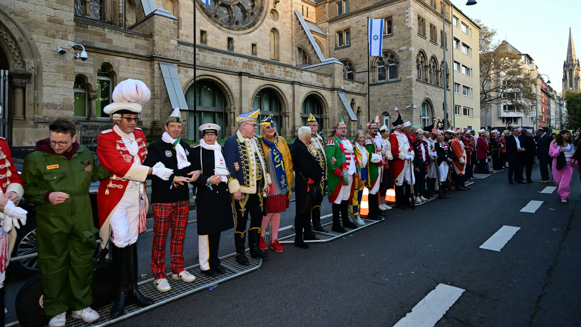 Karnevalisten vor der Synagoge.