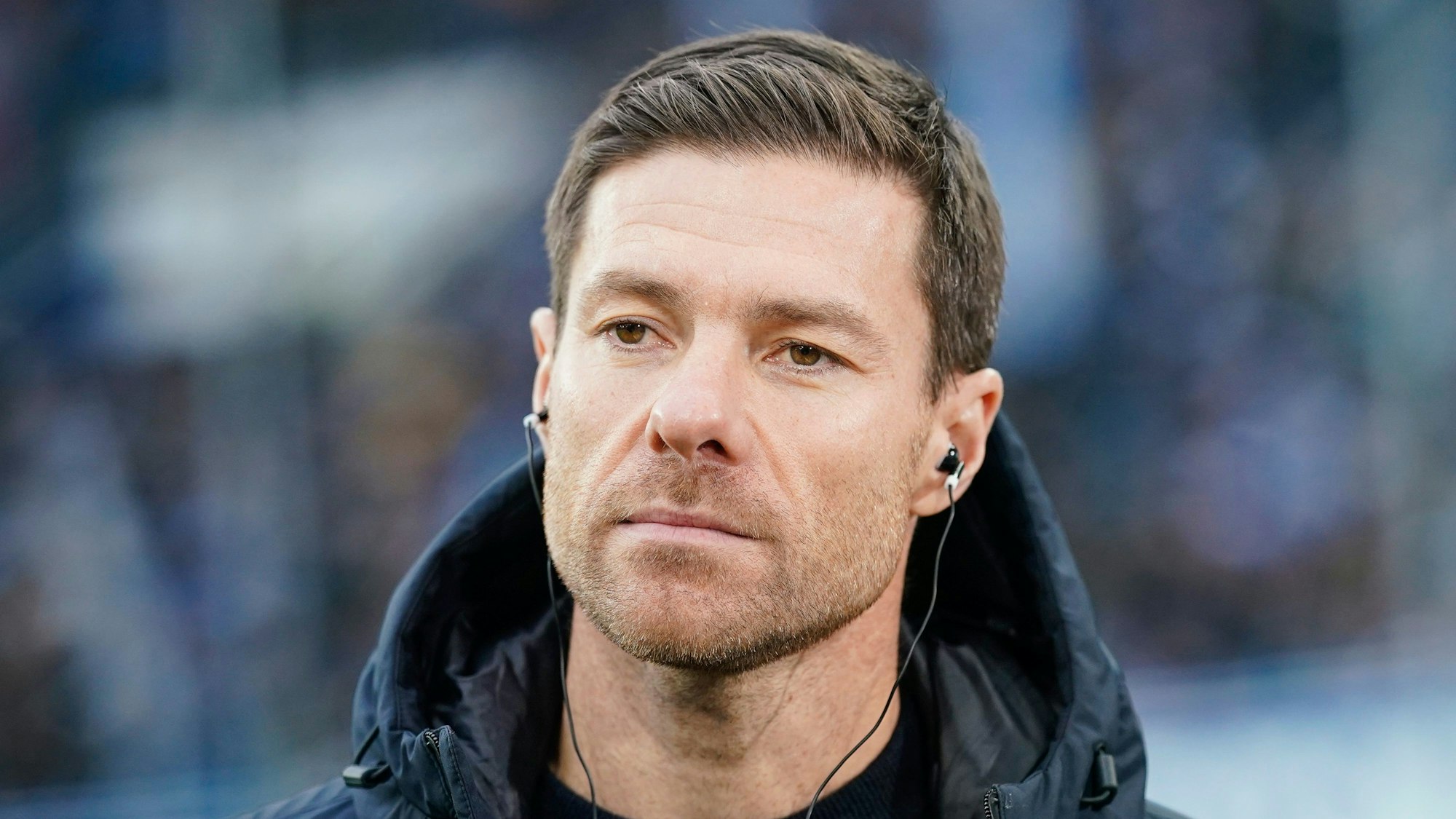 Leverkusens Trainer Xabi Alonso steht für ein Interview im Stadion bereit.