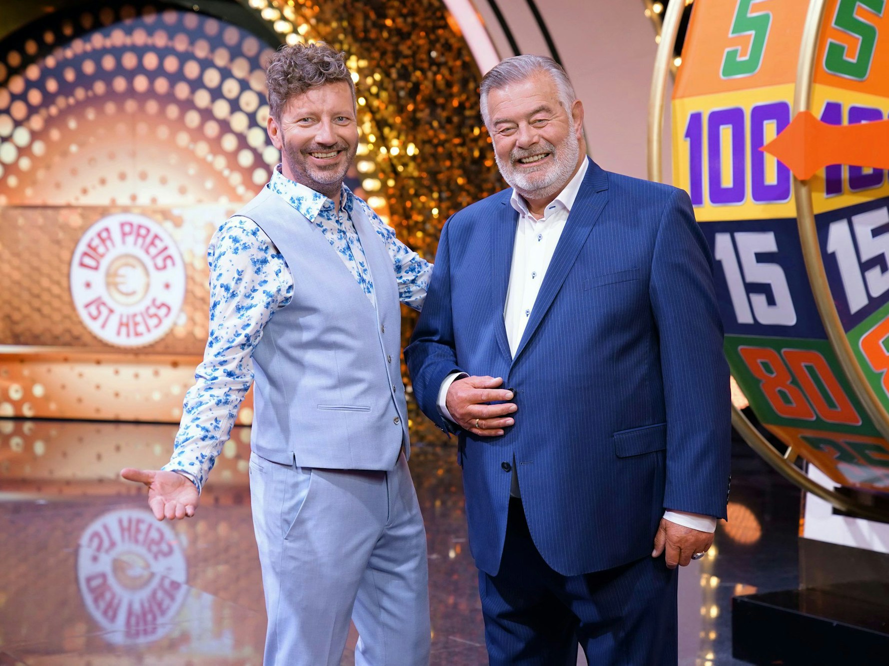 Showmaster Harry Wijnvoord (r) und Thorsten Schorn stehen auf der Bühne der Show „Der Preis ist heiß“, hier im April 2022 in Köln.