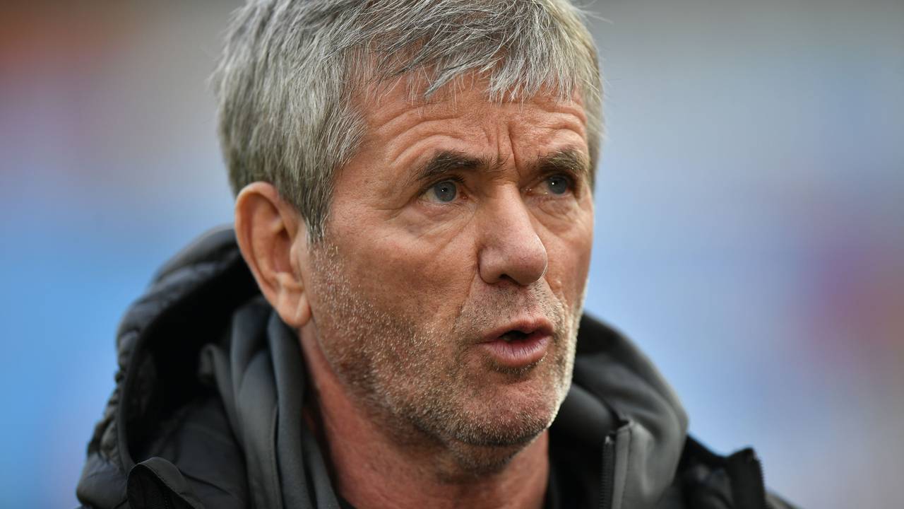 Trainer Friedhelm Funkel vor einem Spiel in Großaufnahme.
