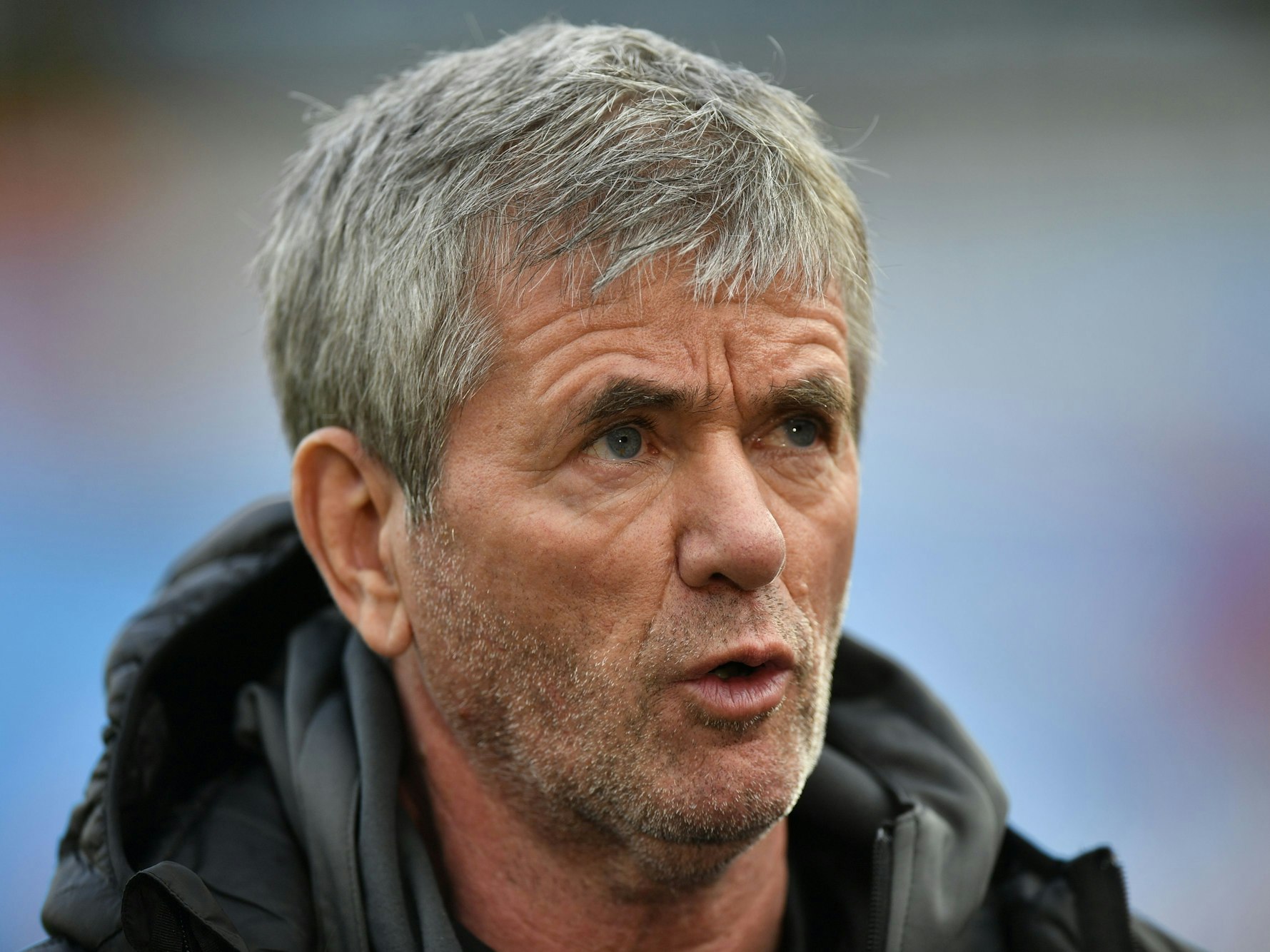 Trainer Friedhelm Funkel vor einem Spiel in Großaufnahme.