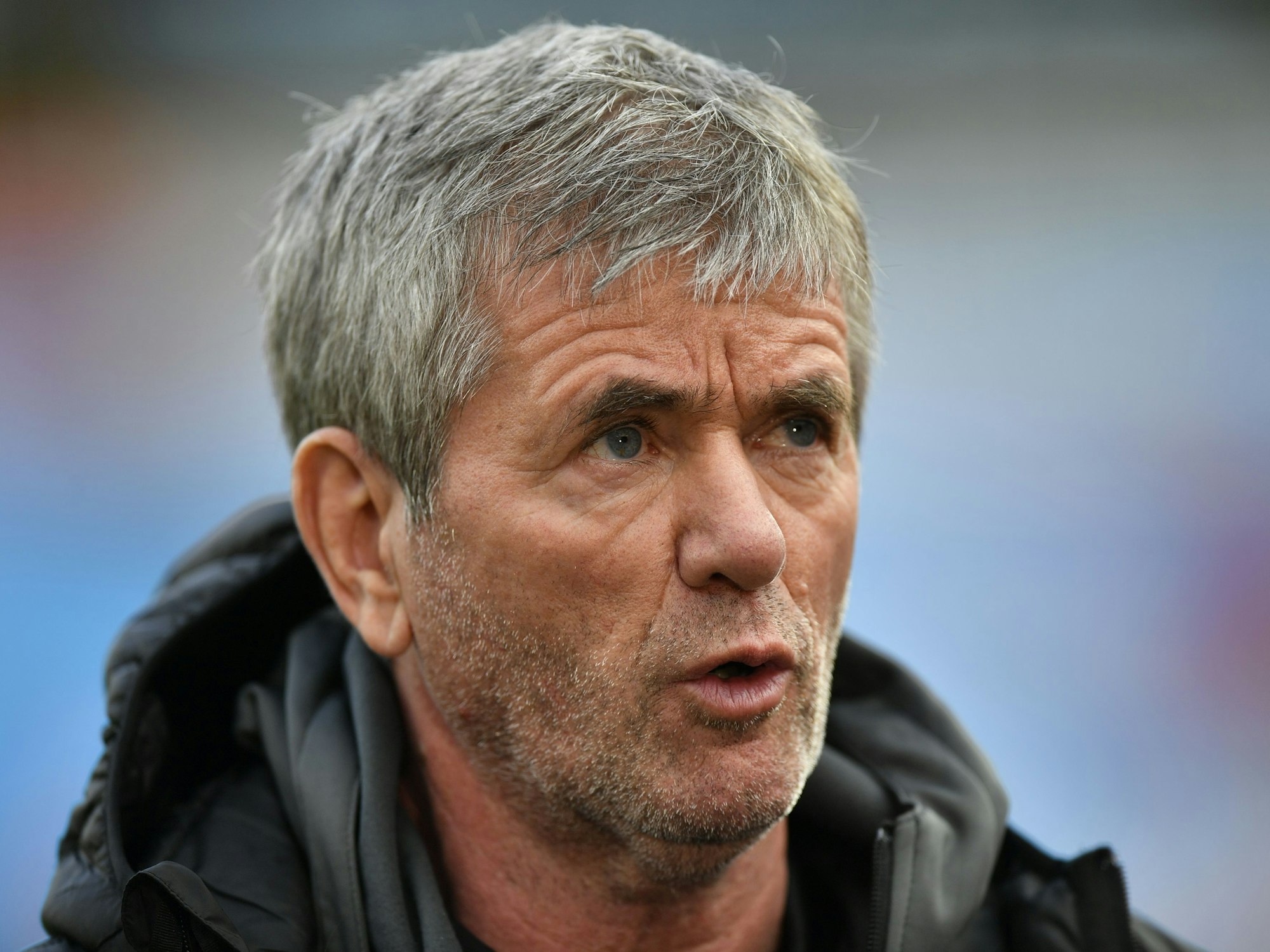 Trainer Friedhelm Funkel vor einem Spiel in Großaufnahme.