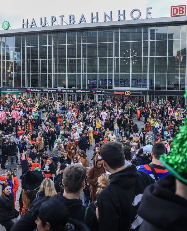 Karnevalisten stehen dicht gedrängt vor dem Kölner Hauptbahnhof.