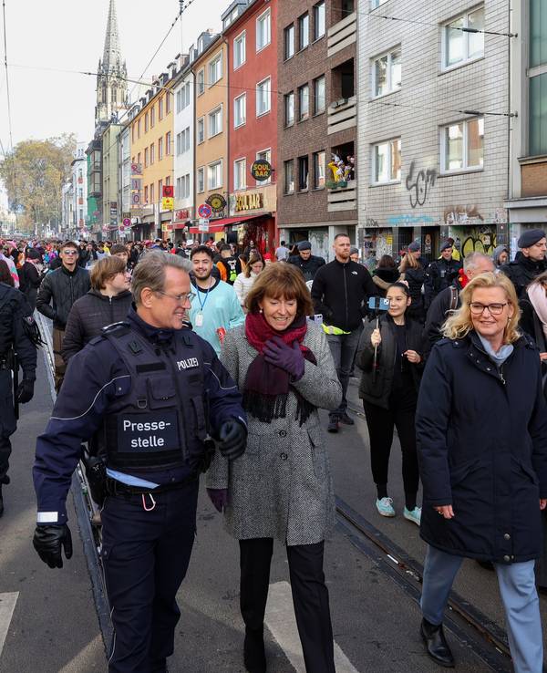 OB Henriette Reker auf der Zülpicher Straße.