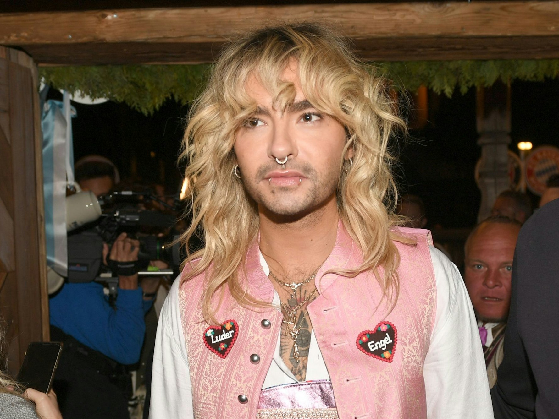 Musiker Bill Kaulitz, hier auf dem Münchener Oktoberfest 2023, spricht in seinem Podcast mit Bruder Tom auch über aktuelle Liebschaften.