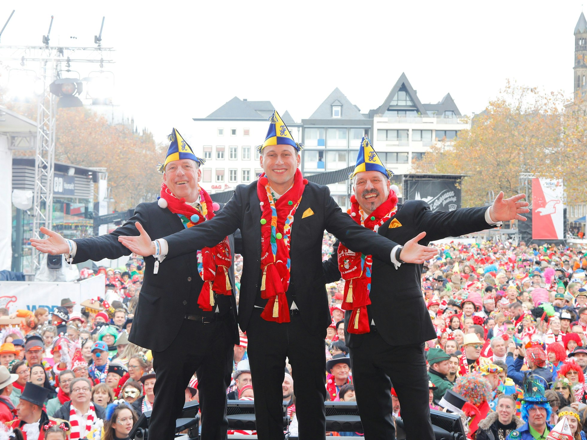 Der Auftakt zur Karnevalssession auf dem Heumarkt. Das Kölner Dreigestirn steht auf der Bühne.