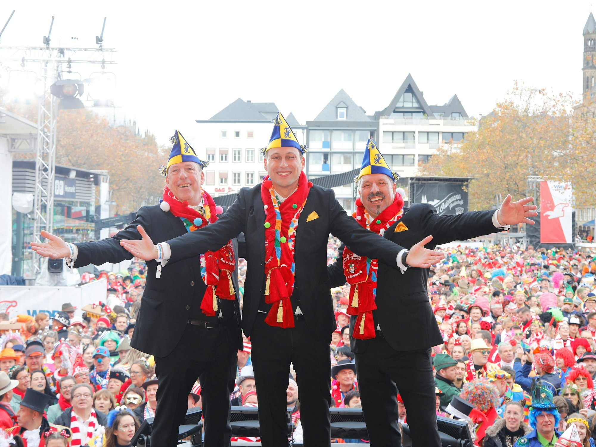 Der Auftakt zur Karnevalssession auf dem Heumarkt. Das Kölner Dreigestirn steht auf der Bühne.