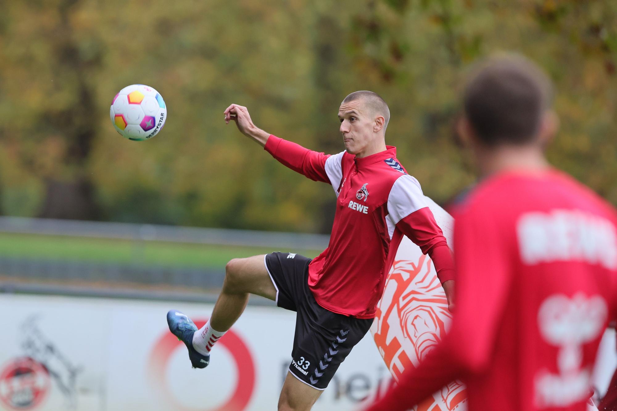 Florian Dietz nimmt im Training den Ball an.