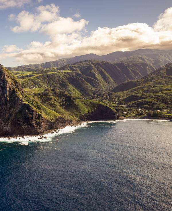 Drohnenansicht einer Küste der Insel Maui, hier im März 2023.
