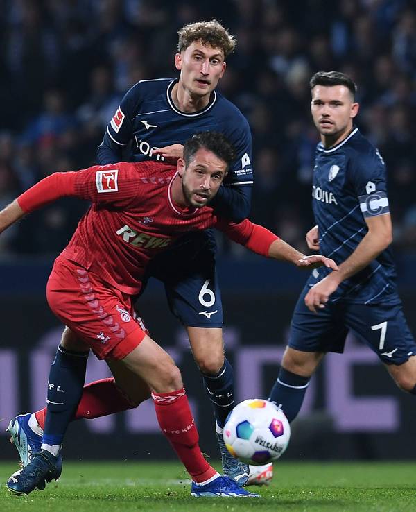 FC-Stürmer Mark Uth im Zweikampf mit Bochums Patrick Osterhage (11. November 2023).