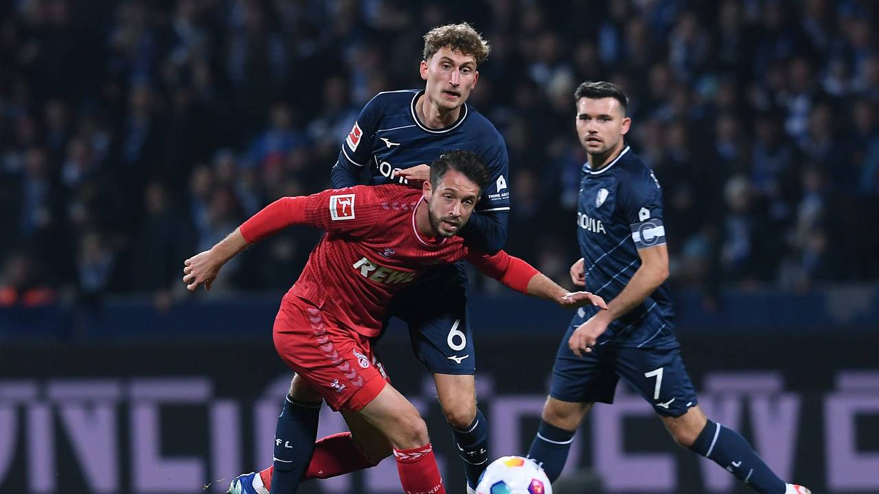 FC-Stürmer Mark Uth im Zweikampf mit Bochums Patrick Osterhage (11. November 2023).