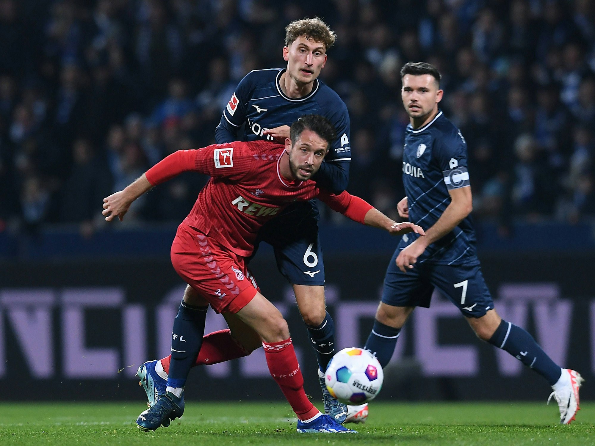 FC-Stürmer Mark Uth im Zweikampf mit Bochums Patrick Osterhage (11. November 2023).