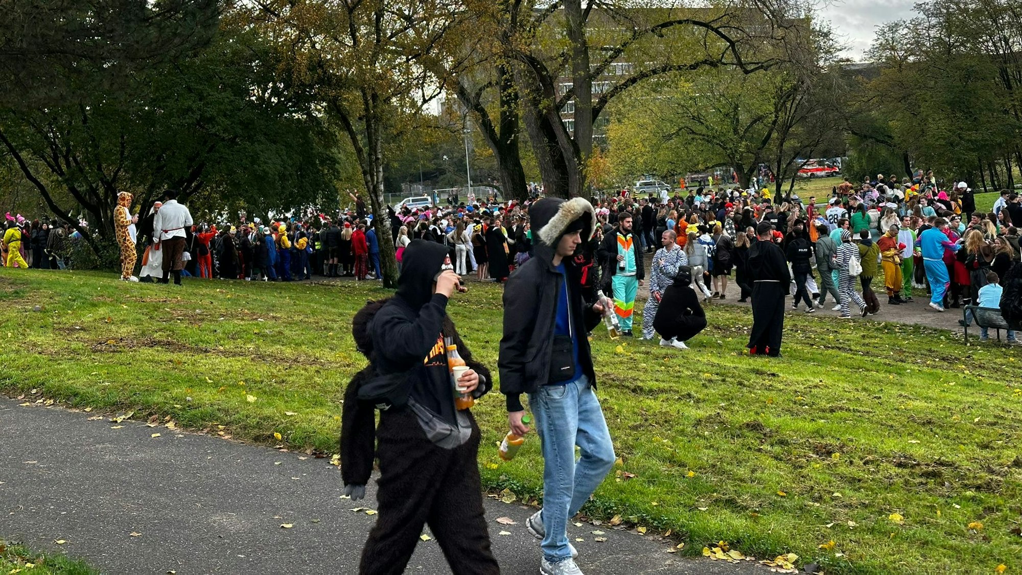 Tausende Menschen rund um den Aachener Weiher in Köln.