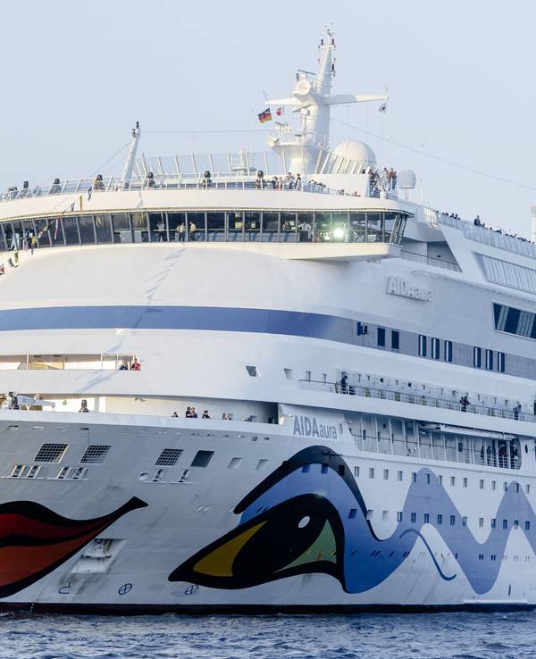Das Kreufahrtschiff „Aida Aura“ liegt während des 827. Hafengeburtstags am Kreuzfahrtterminal Altona.