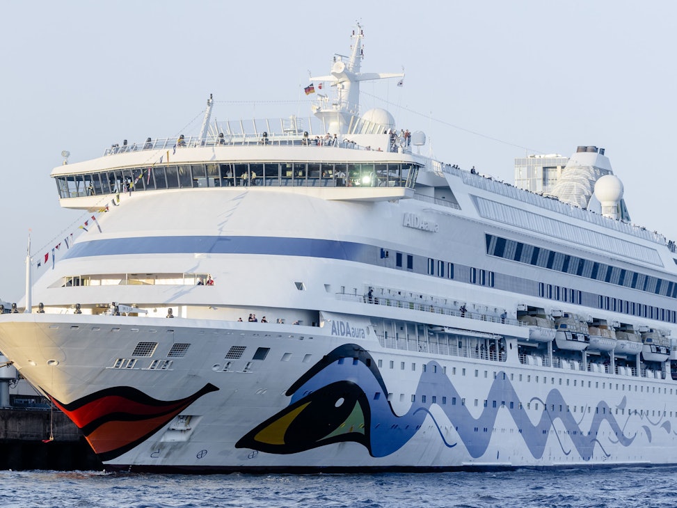 Das Kreuzfahrtschiff „Aida Aura“ liegt während des 827. Hafengeburtstags am Kreuzfahrtterminal Altona, hier im Mai 2016.