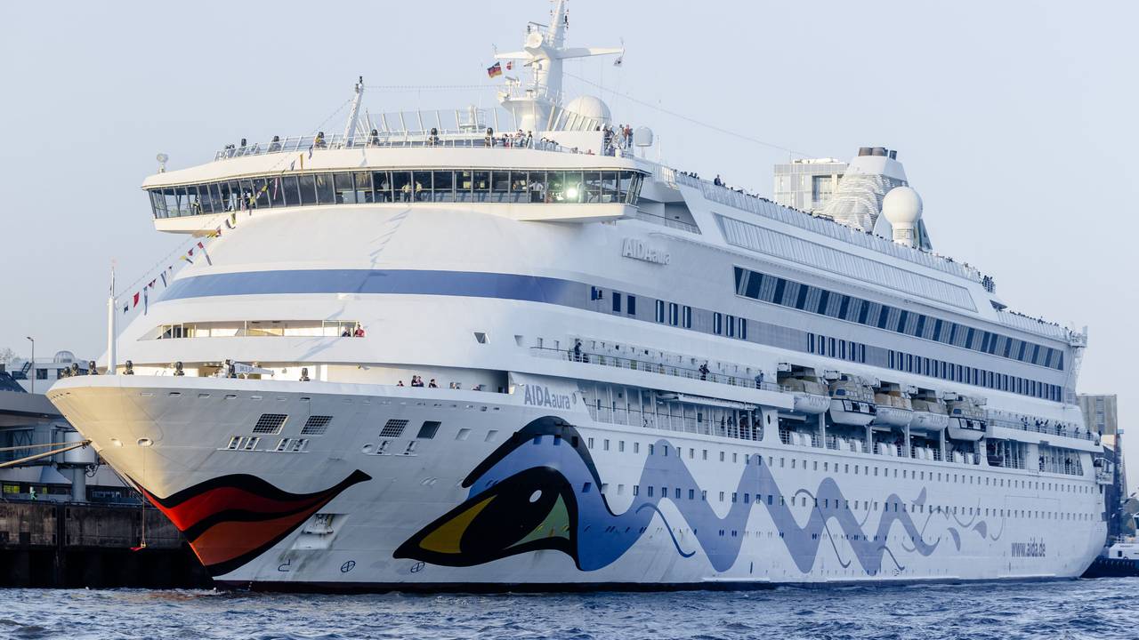Das Kreufahrtschiff „Aida Aura“ liegt während des 827. Hafengeburtstags am Kreuzfahrtterminal Altona.