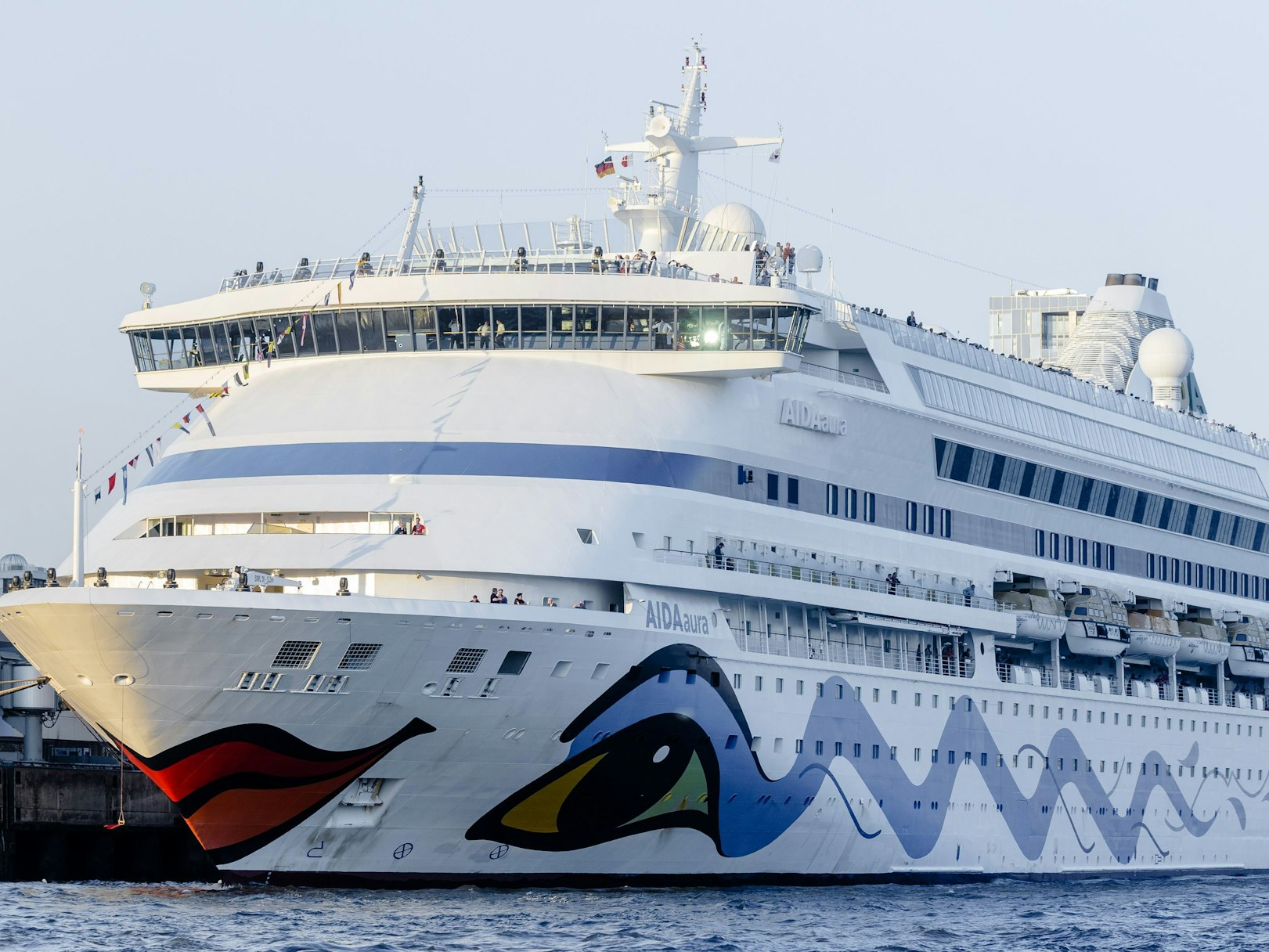 Das Kreuzfahrtschiff „Aida Aura“ liegt während des 827. Hafengeburtstags am Kreuzfahrtterminal Altona, hier im Mai 2016.