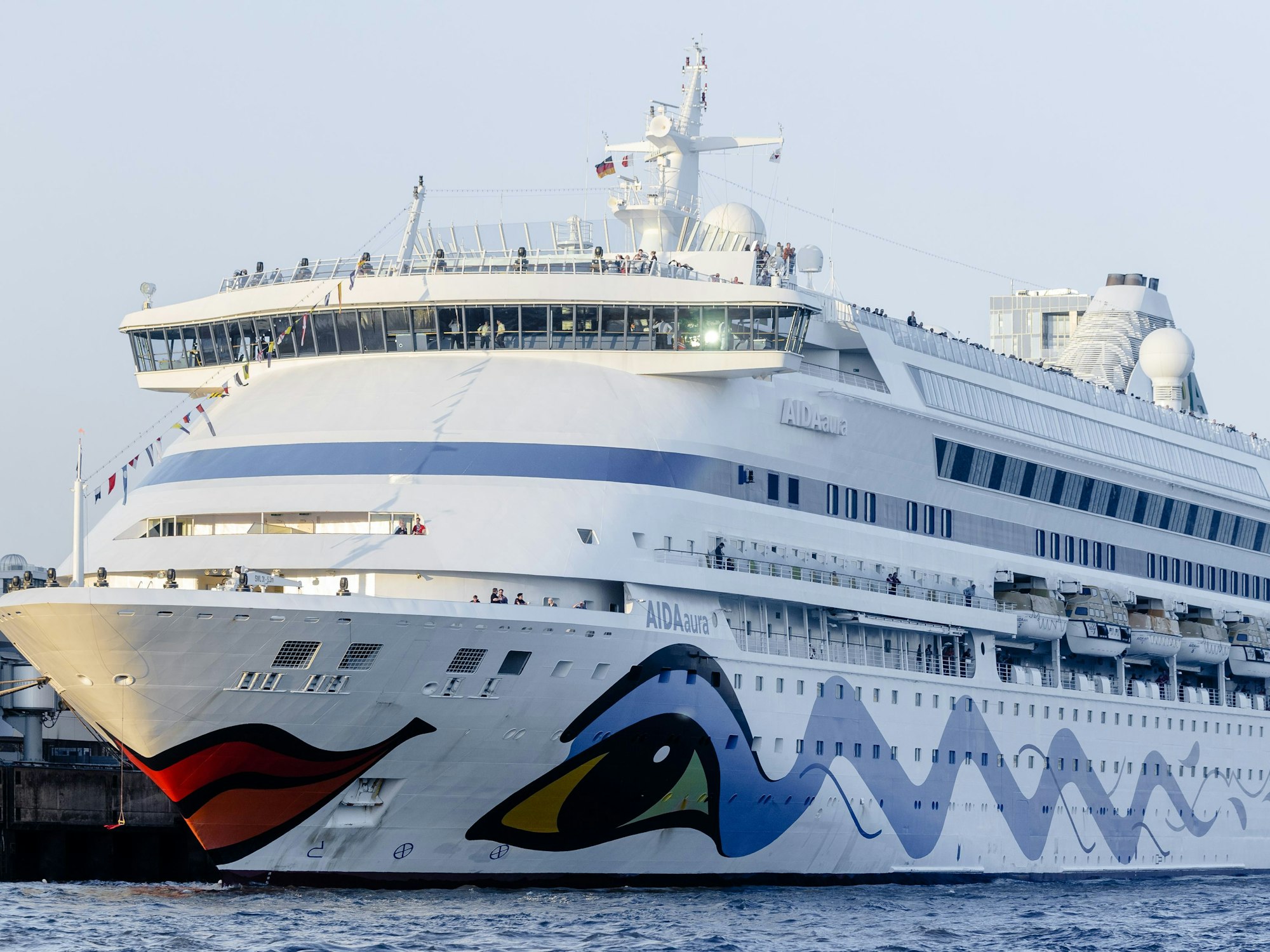 Das Kreuzfahrtschiff „Aida Aura“ liegt während des 827. Hafengeburtstags am Kreuzfahrtterminal Altona, hier im Mai 2016.