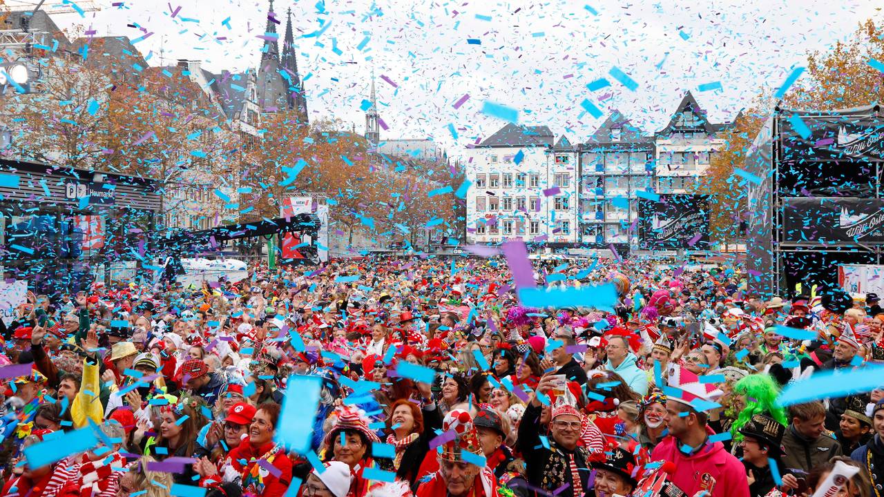 Der Auftakt zur Karnevalssession auf dem Heumarkt.