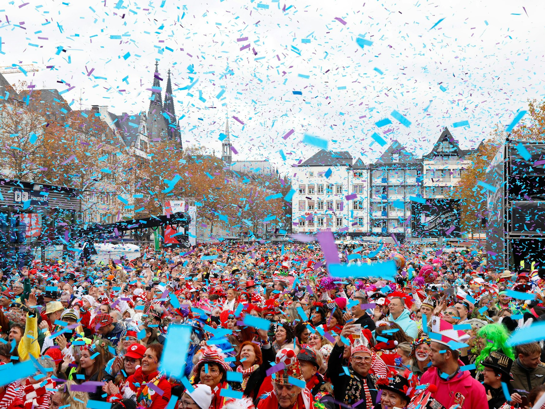 Der Auftakt zur Karnevalssession auf dem Heumarkt.
