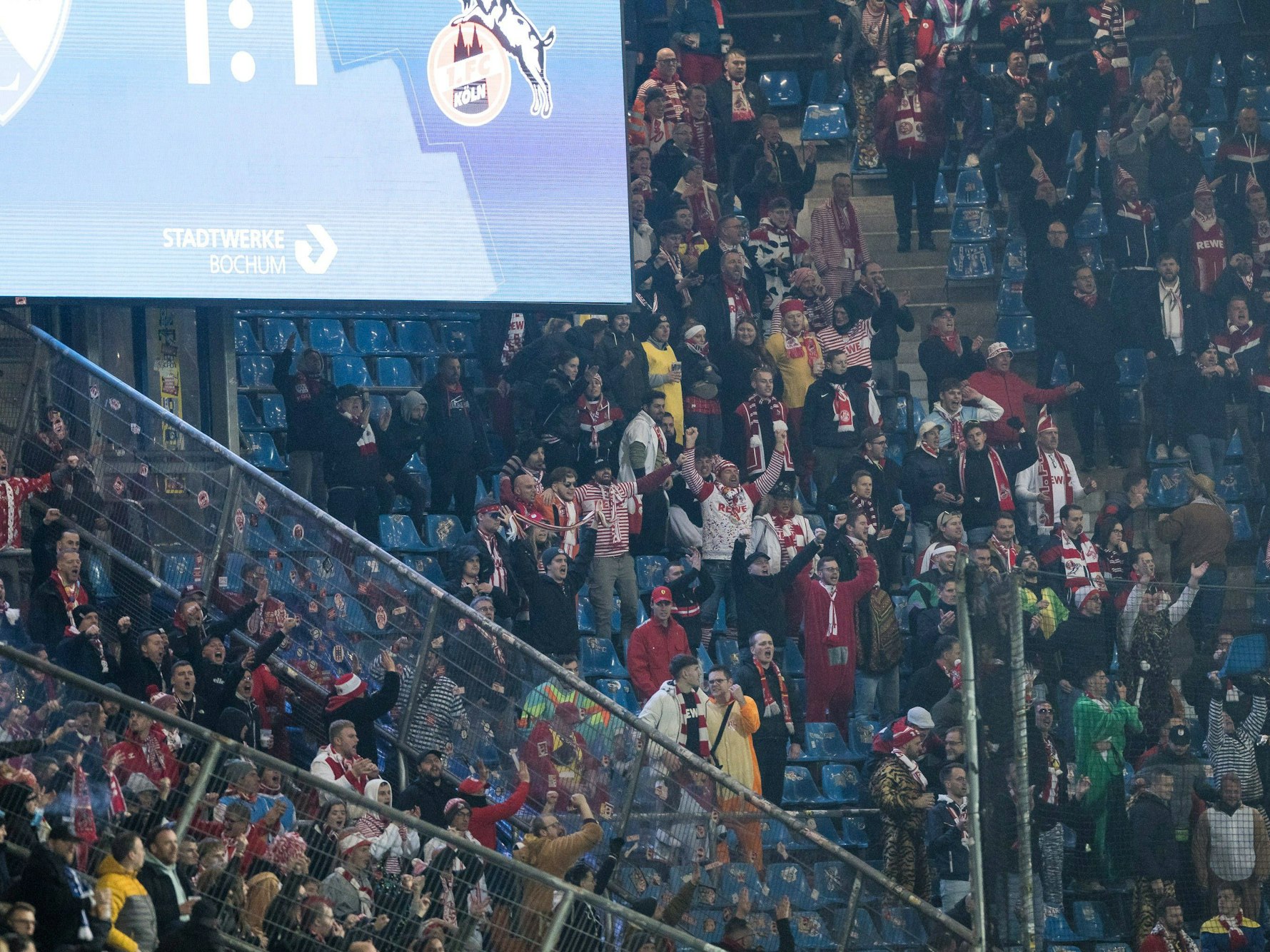 Leere Plätze in der Gästekurve des 1. FC Köln, nachdem die aktive Fanszene das Stadion die Rückreise angetreten hat.