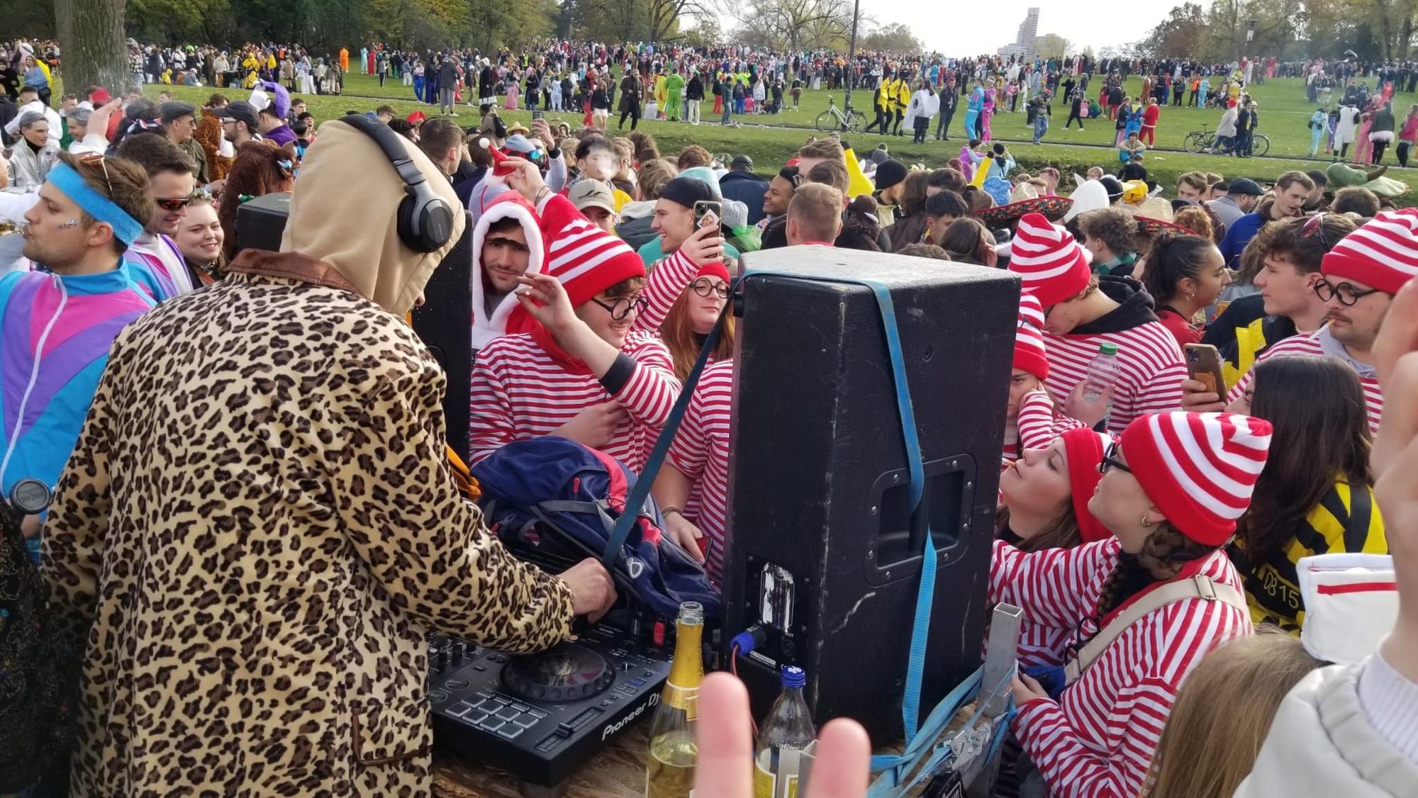 DJ in Leoparden-Kostüm legt am Aachener Weiher in Köln auf.