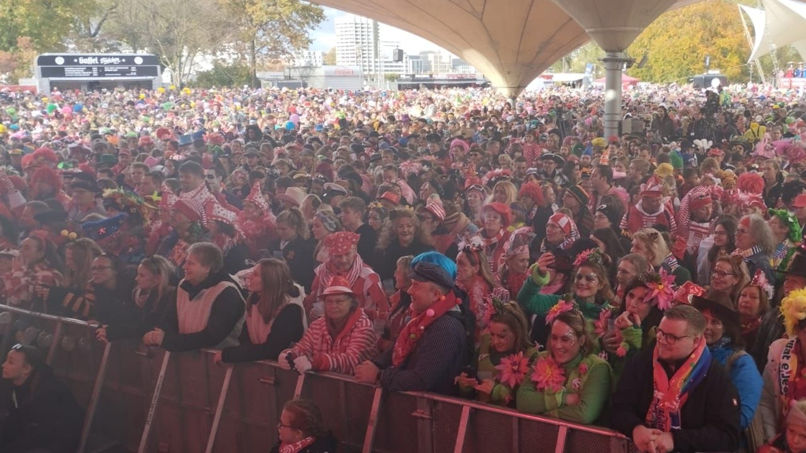 Unzählige Menschen in Kostümen vor einer Bühne.