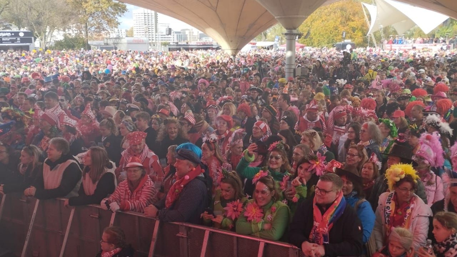 Feier im Tanzbrunnen zum Karnevalsstart.