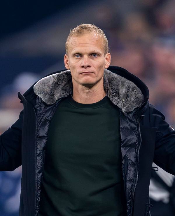 Schalkes Trainer Karel Geraerts hebt beide Hände hoch und guckt genervt.