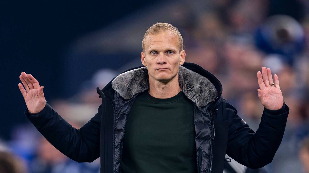 Schalkes Trainer Karel Geraerts hebt beide Hände hoch und guckt genervt.
