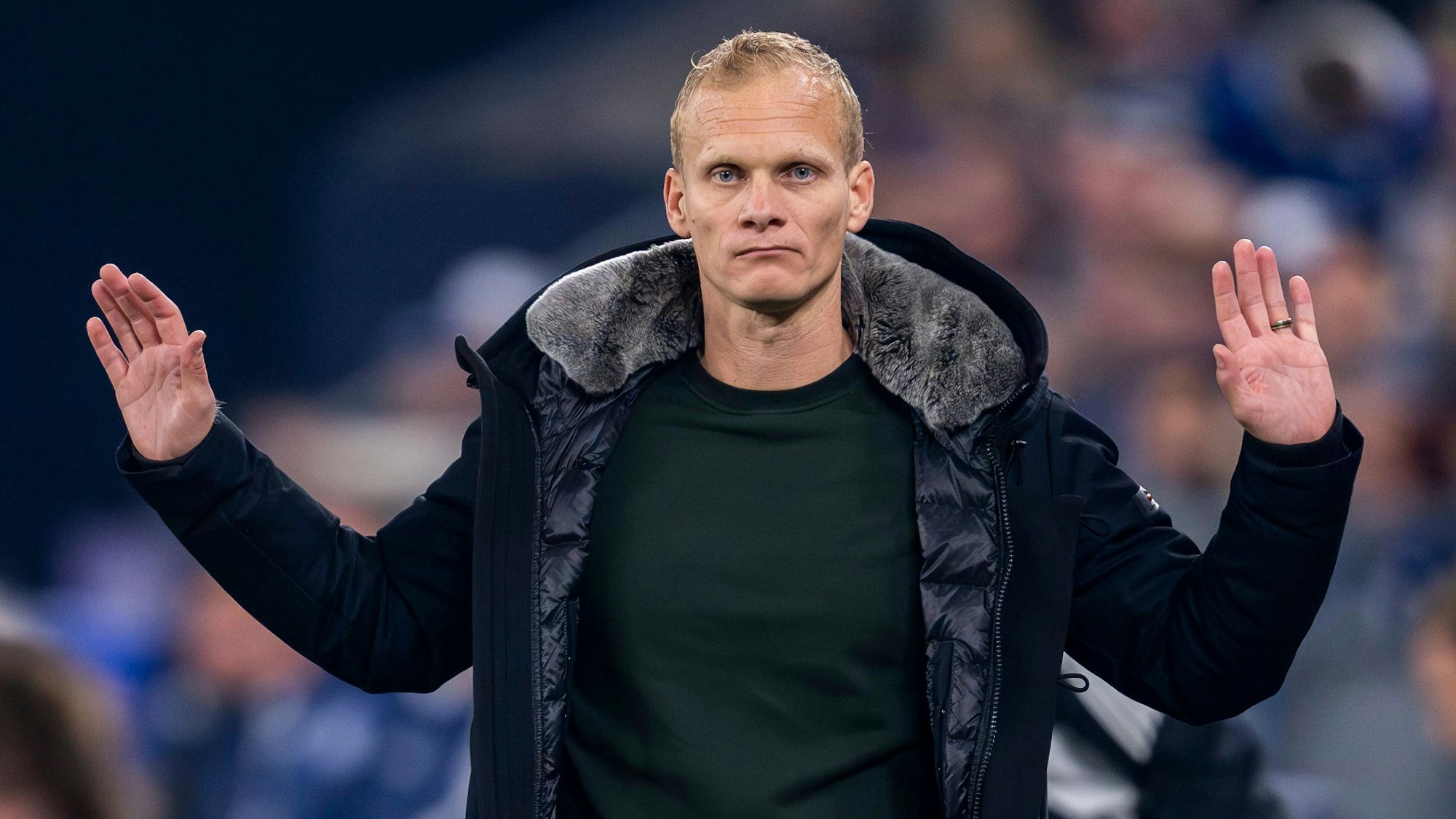 Schalkes Trainer Karel Geraerts hebt beide Hände hoch und guckt genervt.