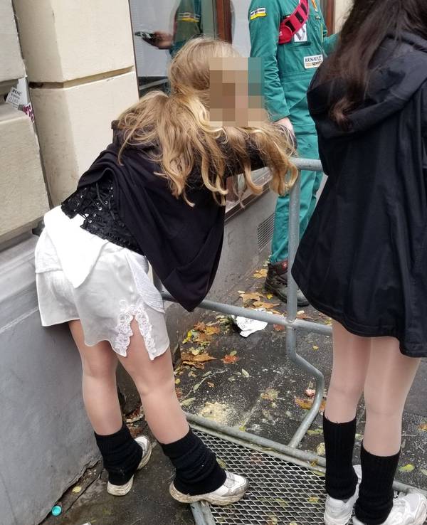 Ein Mädchen übergibt sich in einer Nebenstraße der Zülpicher Straße