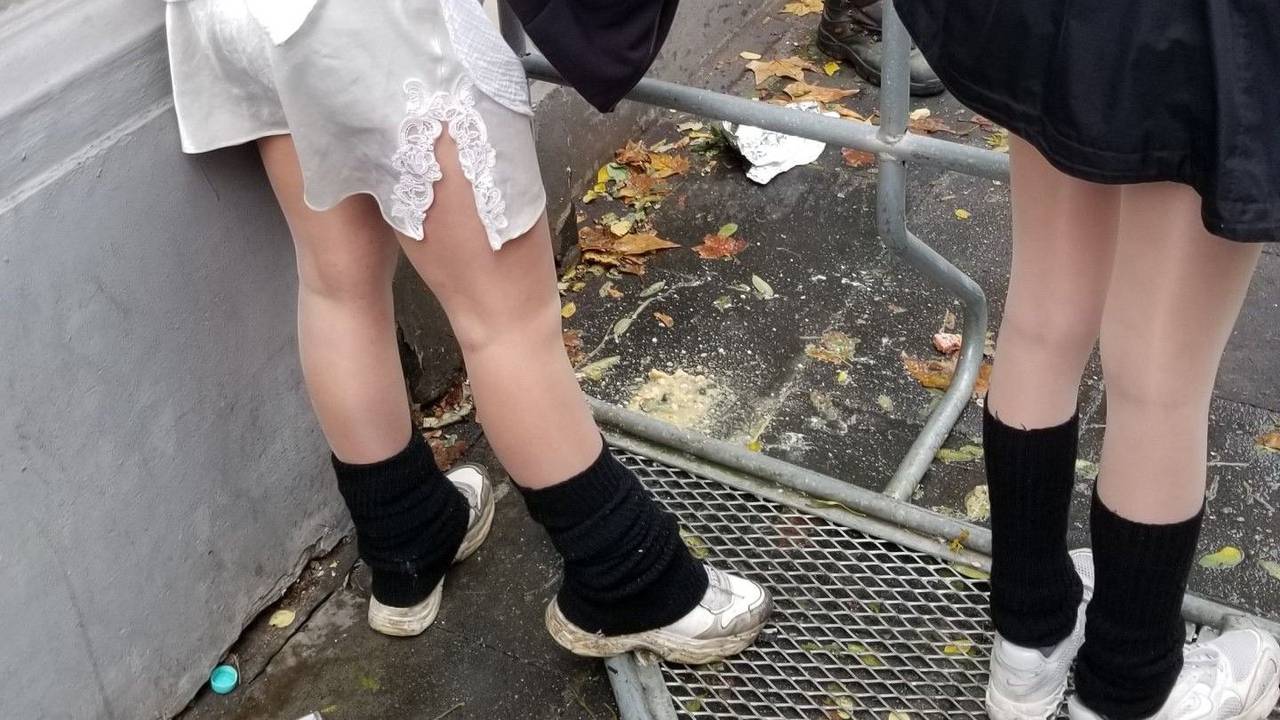 Ein Mädchen übergibt sich in einer Nebenstraße der Zülpicher Straße