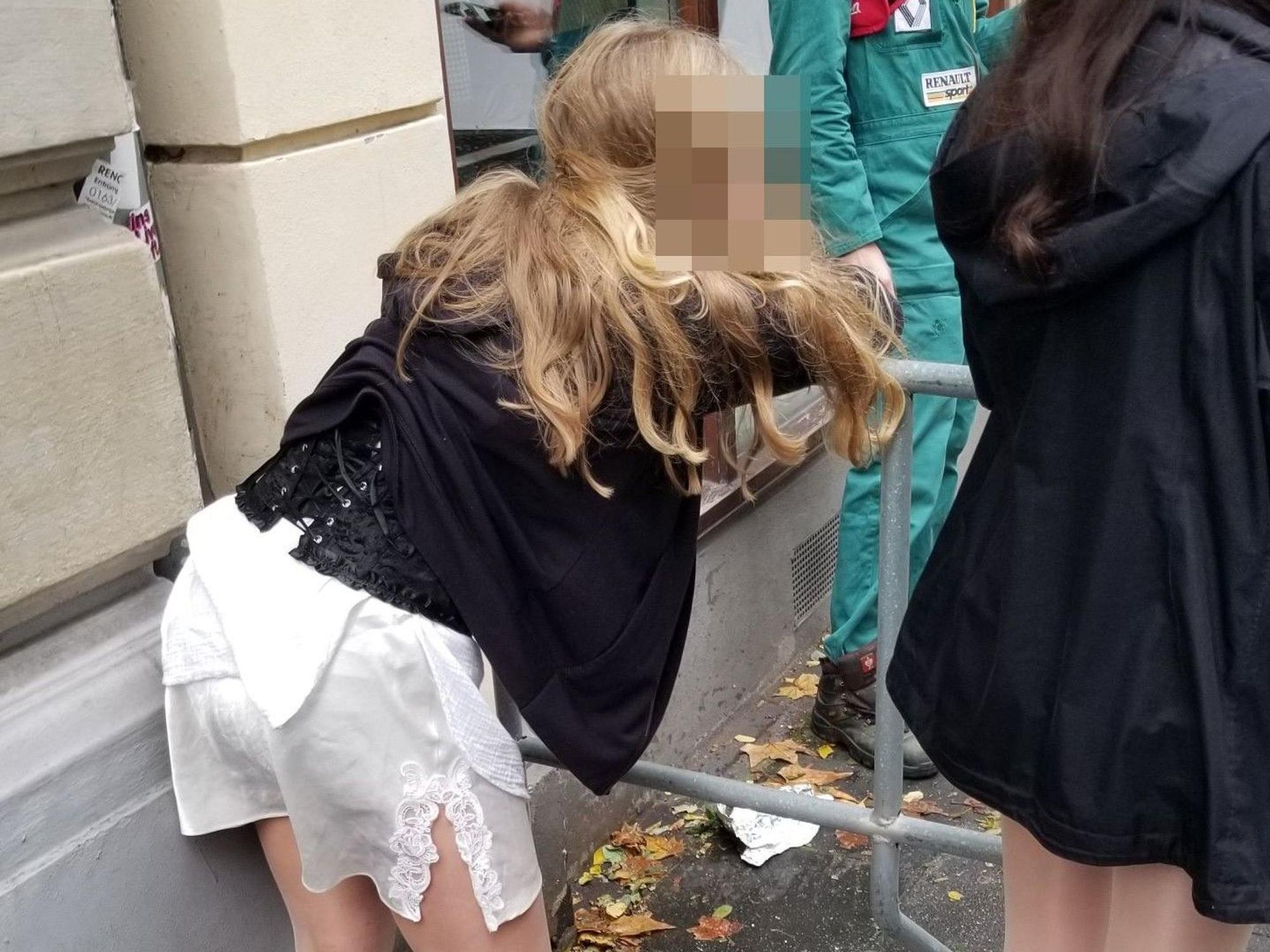 Ein Mädchen übergibt sich in einer Nebenstraße der Zülpicher Straße