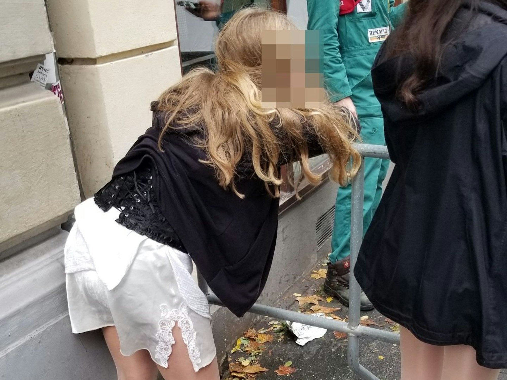 Ein Mädchen übergibt sich in einer Nebenstraße der Zülpicher Straße