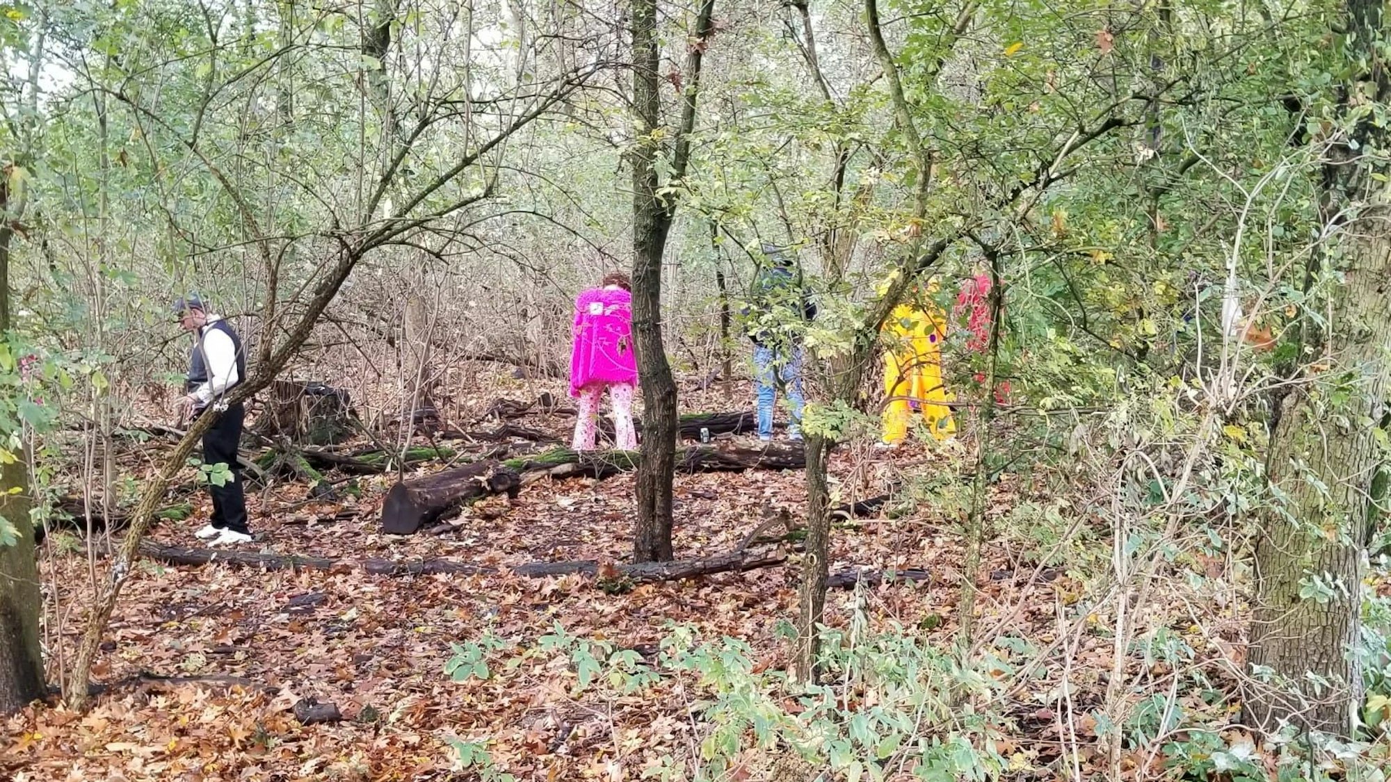 Menschen pinkeln in ein Gebüsch.