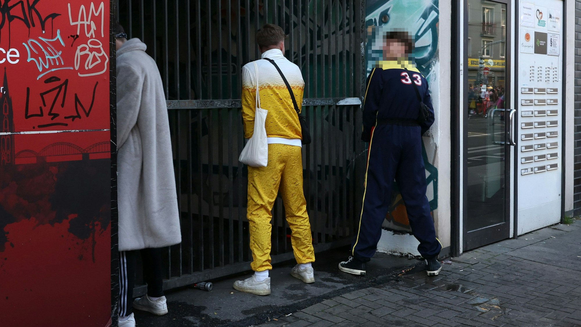 Jecke als Wildpinkler beim Karnevalsauftakt.