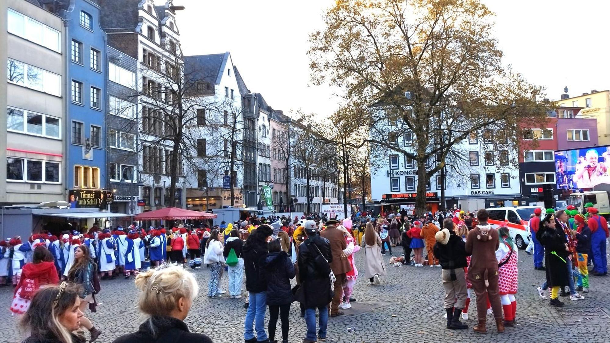 Viele Menschen in Kostümen auf dem Alter Markt in Köln.