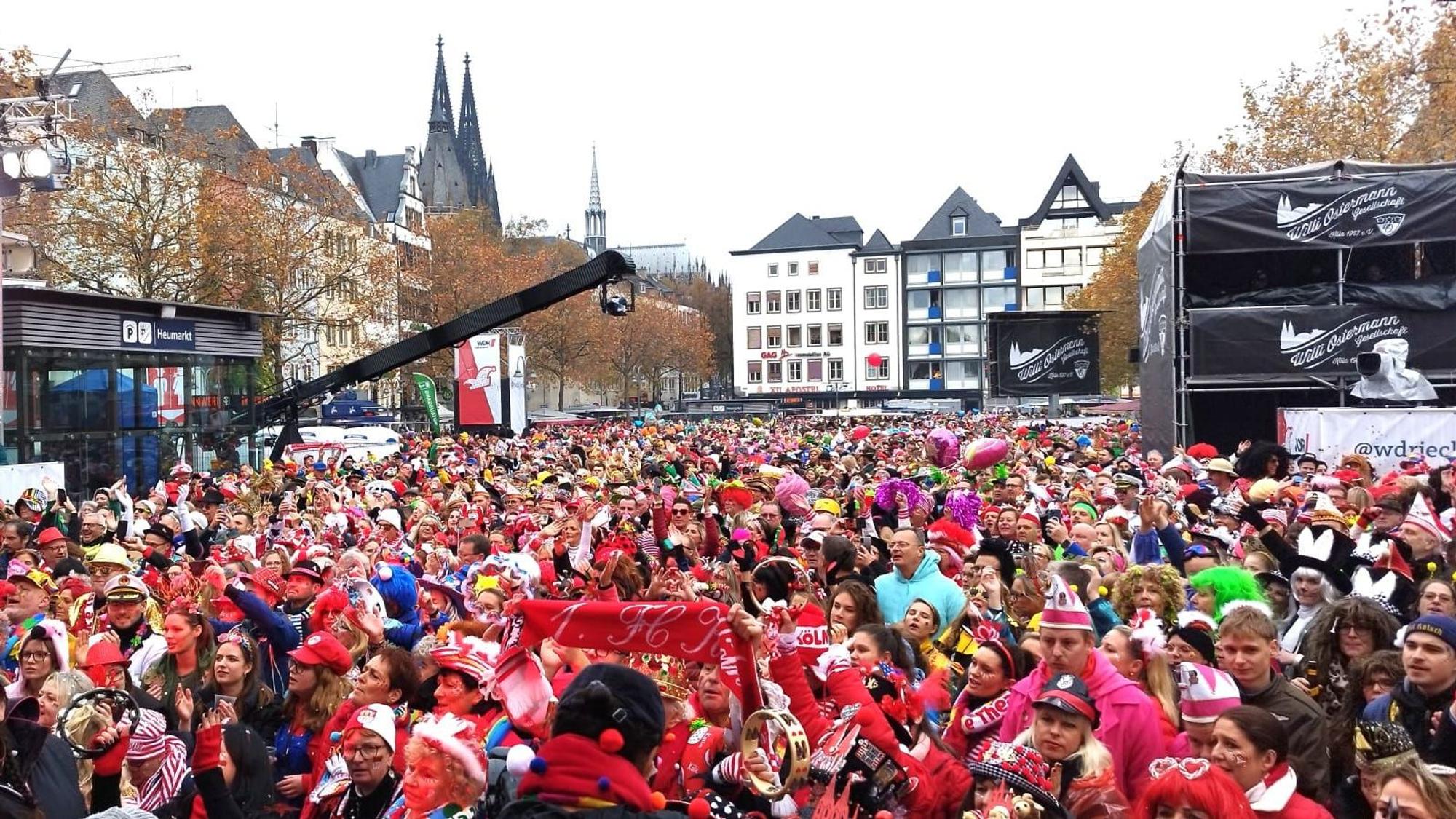 Viele Menschen stehen auf dem überfüllten Heumarkt in Köln, alles ist rot gekleidet.
