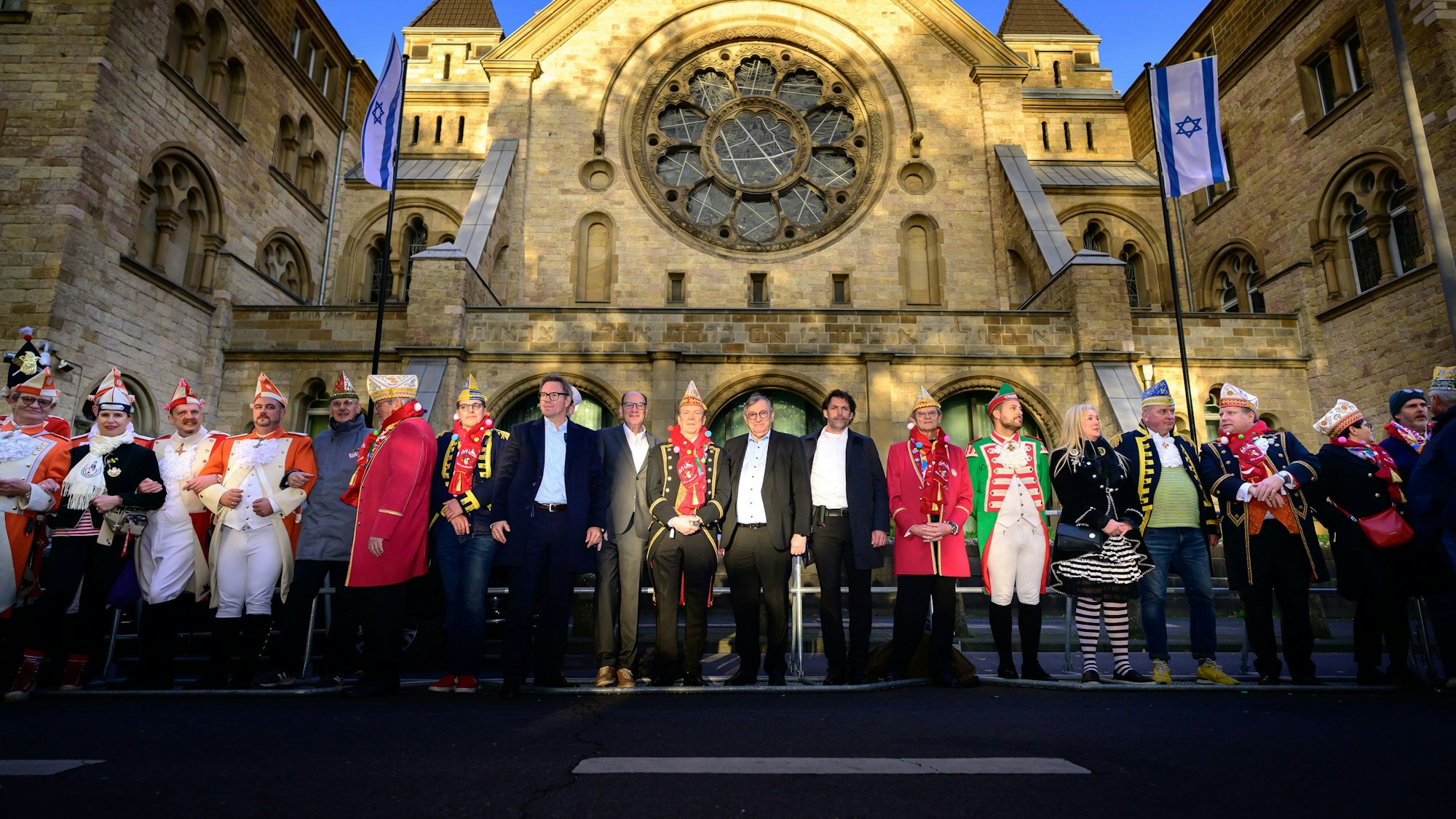 Karnevalisten vor der Synagoge.