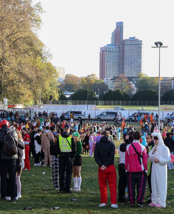 Unzählige Feiernde am Aachener Weiher in Köln am 11.11.