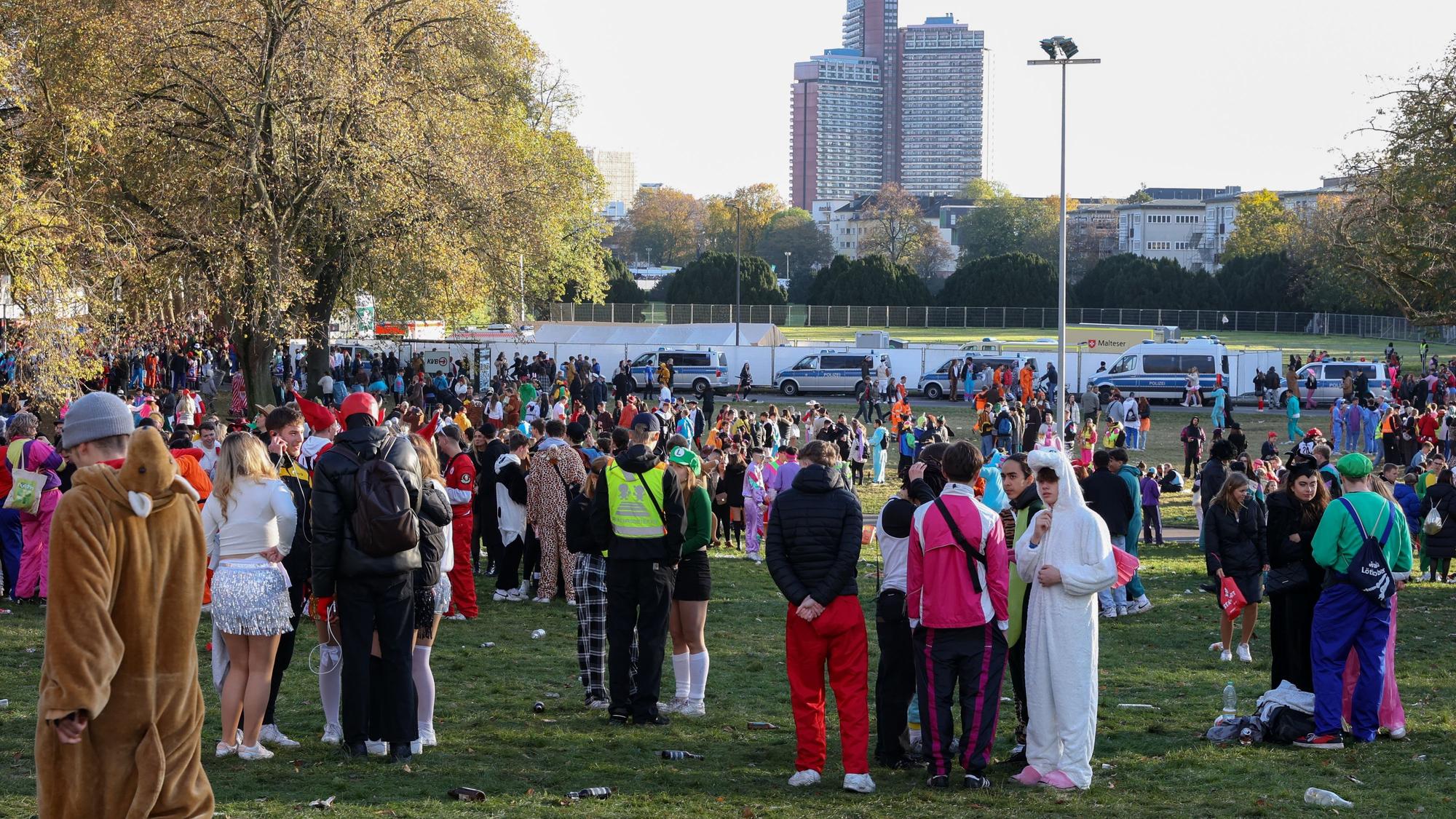 Unzählige Feiernde am Aachener Weiher in Köln am 11.11.