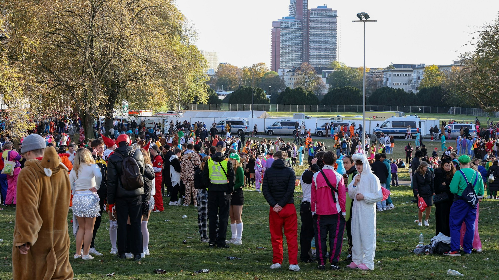 Unzählige Feiernde am Aachener Weiher in Köln am 11.11.