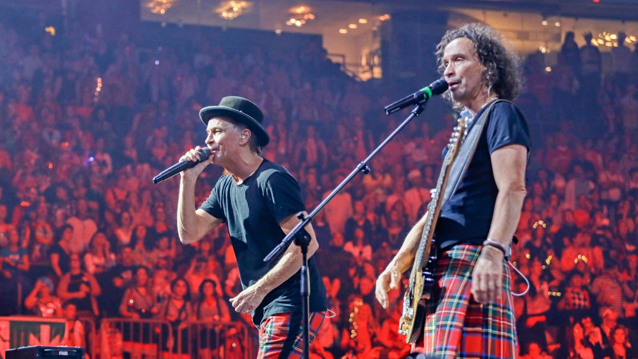 Peter und Stephan Brings beim Auftritt in der Lanxess-Arena.