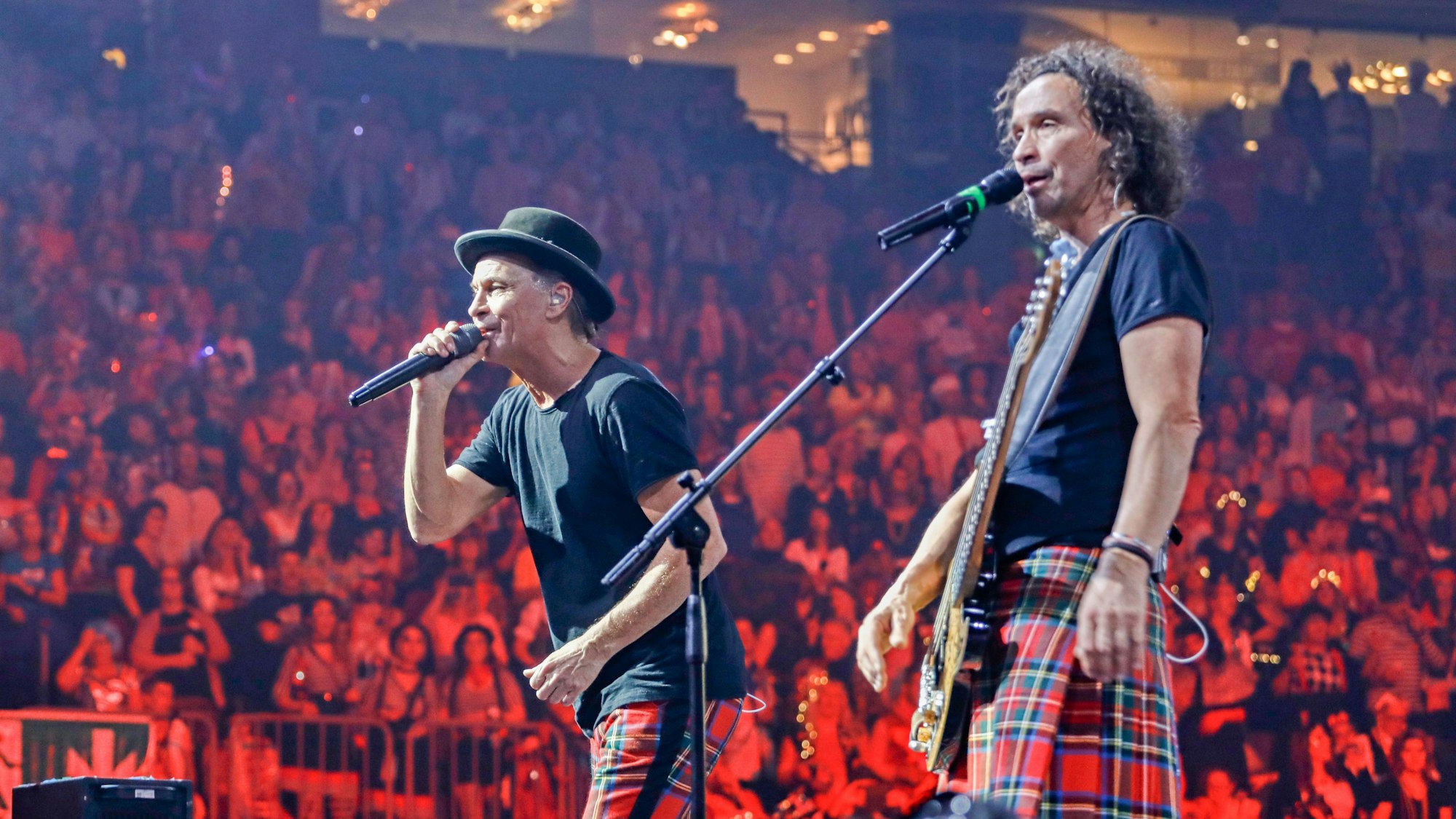 Peter und Stephan Brings beim Auftritt in der Lanxess-Arena.