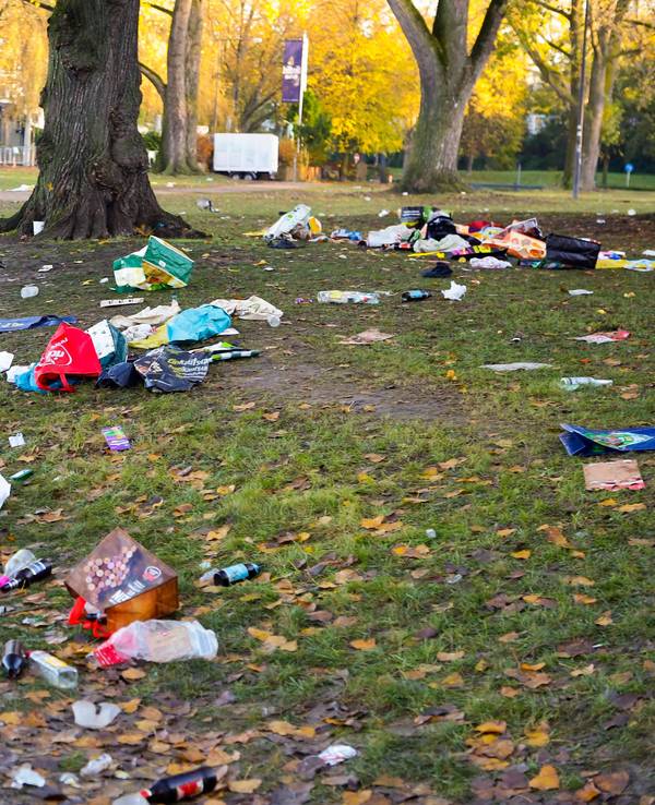 Müll am Aachener Weiher nach dem Sessionsauftakt