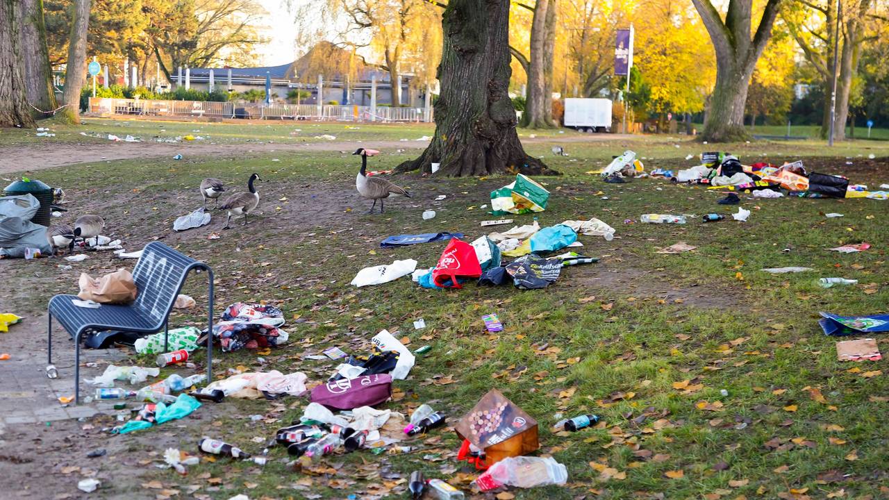 Müll am Aachener Weiher nach dem Sessionsauftakt