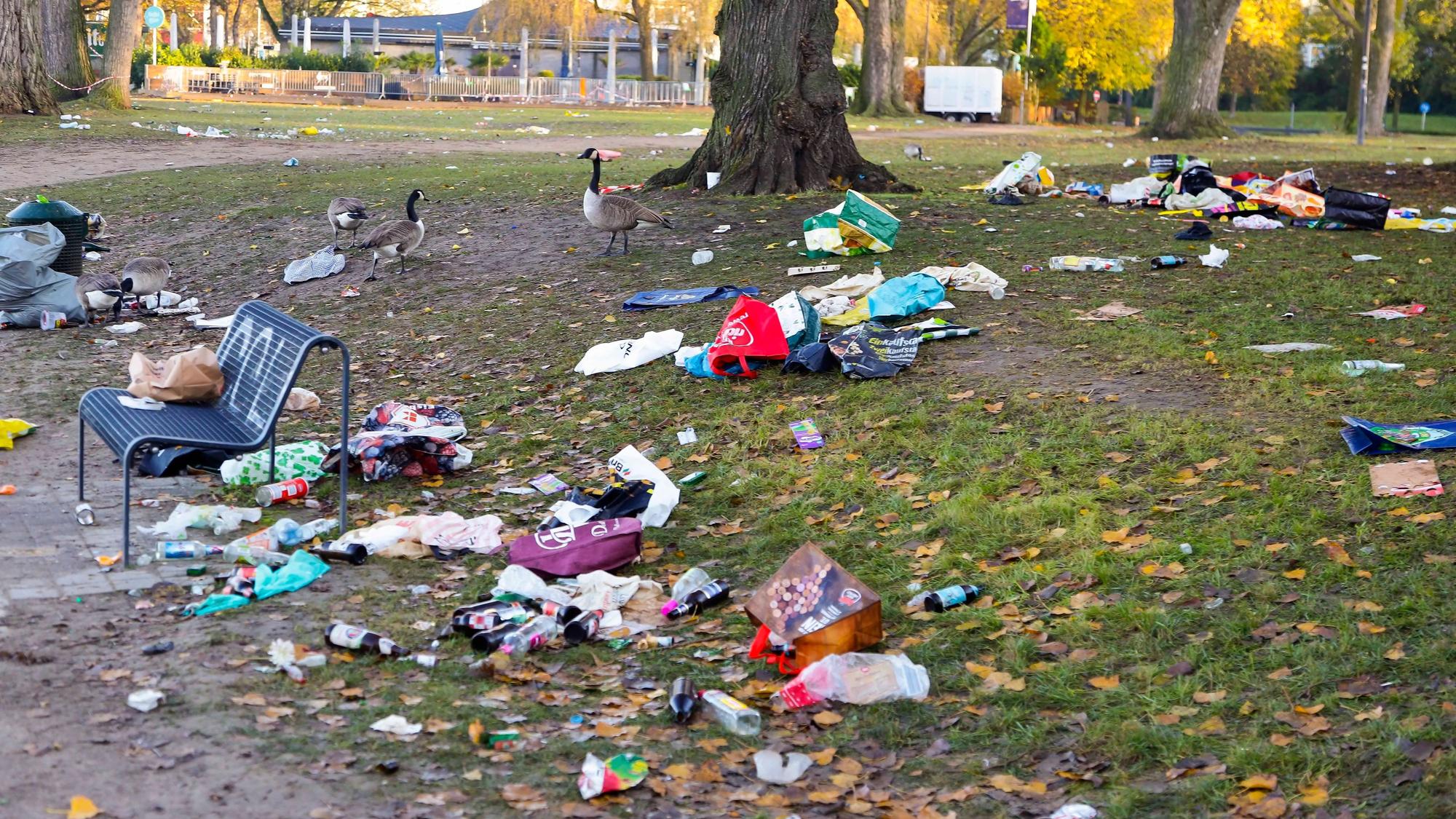 Müll liegt einen Tag nach dem 11.11.2023 rund um den Aachener Weiher herum.